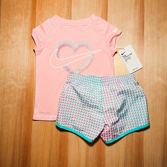 Nike Girls T-shirt and Shorts Set - Picture 2 of 8
